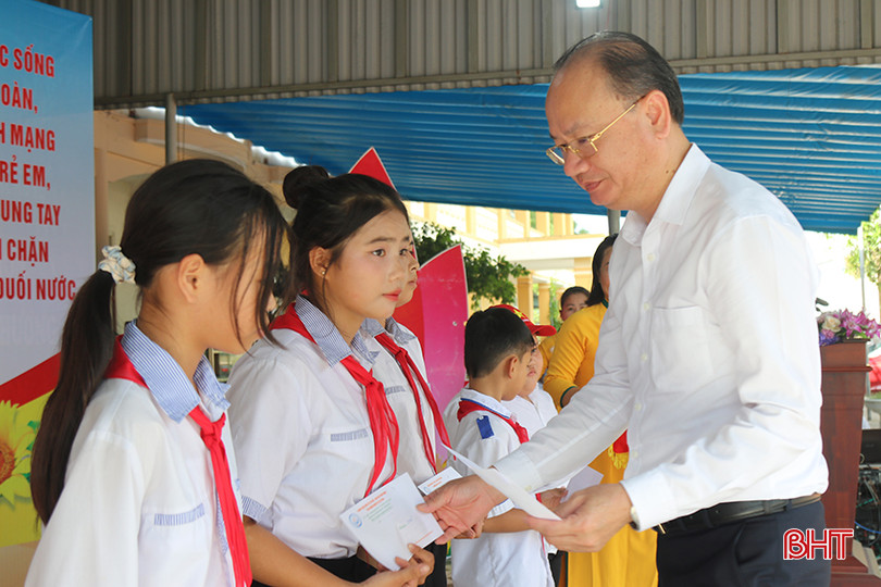 Lãnh đạo Sở LĐ-TB&XH tặng quà cho các em học sinh nghèo vượt khó. 1.jpg