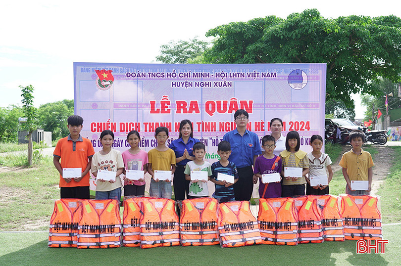 Sáng 2/6, tại thôn Hồng Nhất, xã Xuân Giang, Huyện đoàn Nghi Xuân tổ chức ra quân chiến dịch thanh niên tình nguyện hè năm 2024. Huyện đoàn, Đoàn xã Xuân Giang đã trao tặng 17 suất quà và áo phao cho thiếu nhi có hoàn cảnh khó khăn trên địa bàn.