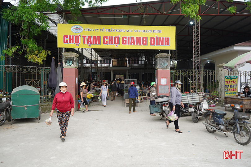 Chợ tạm được xây dựng để các hộ tiểu thương tiếp tục kinh doanh, buôn bán. 3.jpg