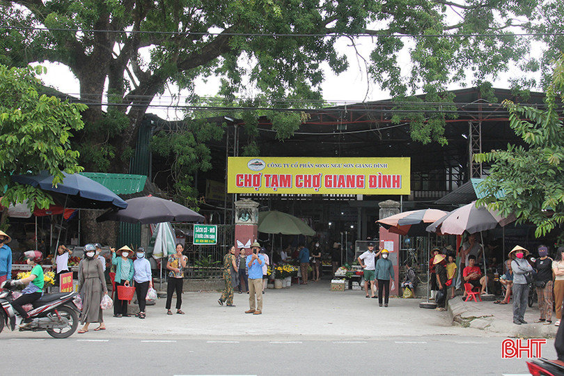 Chợ tạm được xây dựng tạo điều kiện cho các hộ tiểu thương tiếp tục kinh doanh, buôn bán 5.jpg
