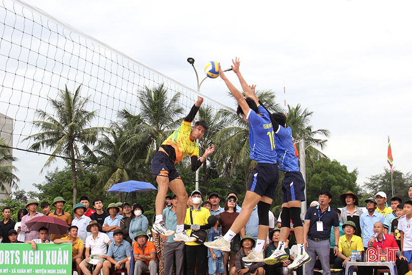 Ngay sau lễ khai mạc, các đội đã bước vào thi đấu với tinh thần giao lưu học hỏi, cống hiến cho khán giả nhiều pha bóng đẹp mắt. Trong ảnh: Màn thi đấu gay cấn giữa đội team Kiên In và team Huy Lam.