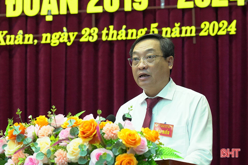 Đồng chí Đặng Trần Phong - Bí thư Huyện ủy, Bí thư Đảng ủy Quân sự huyện bế mạc đại hội 1.jpg