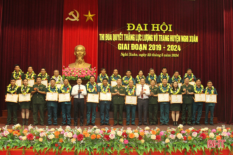 Các đại biểu chúc mừng tập thể, cá nhân được vinh danh. 1.jpg