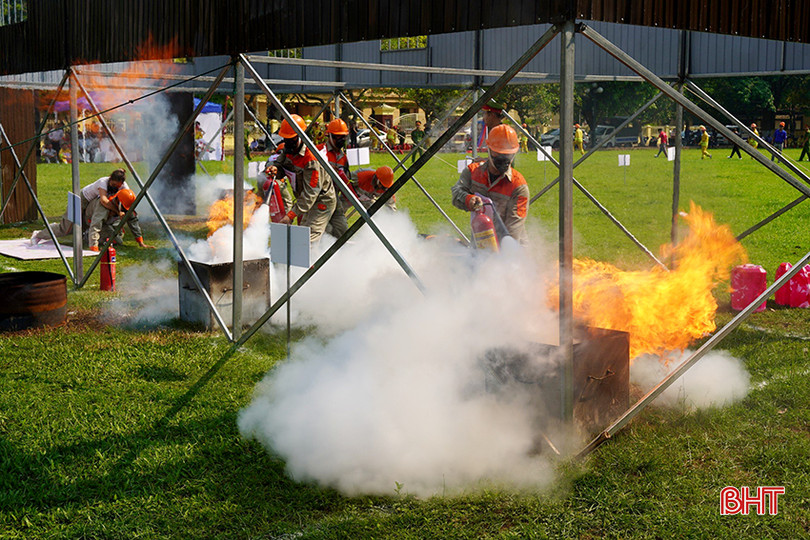 Phần thi thực hành, các đội thực hiện thao tác kỹ năng sử dụng công cụ chữa cháy, bình cứu hỏa; cứu người và di chuyển tài sản đối với loại hình nhà để ở kết hợp sản xuất, kinh doanh; tổ chức thoát hiểm trong đám cháy và sơ cấp cứu...
