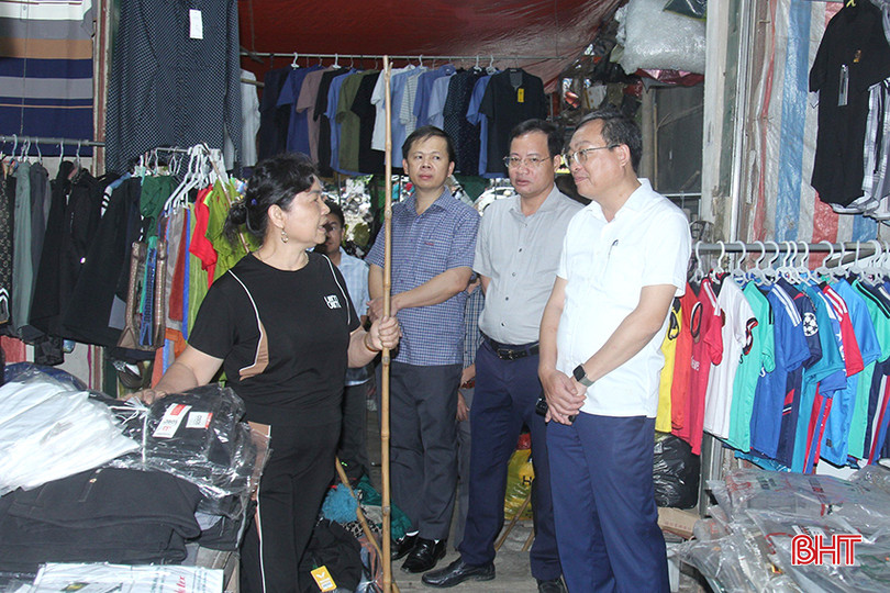 Lãnh đạo huyện kiểm tra tình hình hoạt động kinh doanh tại chợ Giang Đình. 5.jpg