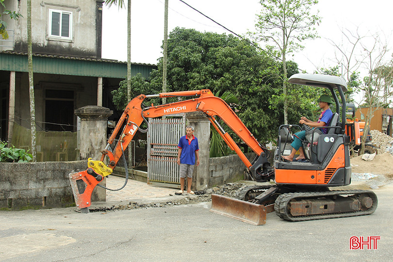 Đơn vị thi công tiến hành đục bê tông lắp đường ống dẫn nước tại thôn Hợp Thuận (xã Xuân Phổ). 7.jpg