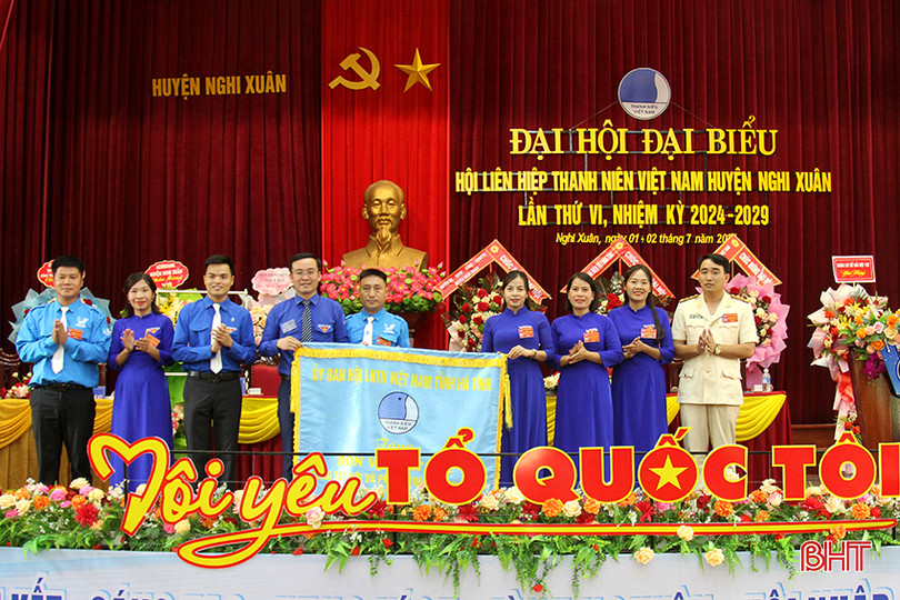 Lãnh đạo Hội LHTN Việt Nam tỉnh trao cờ thi đua xuất sắc cho Hội LHTN huyện Nghi Xuân nhiệm kỳ 2019 - 2024. 7.jpg
