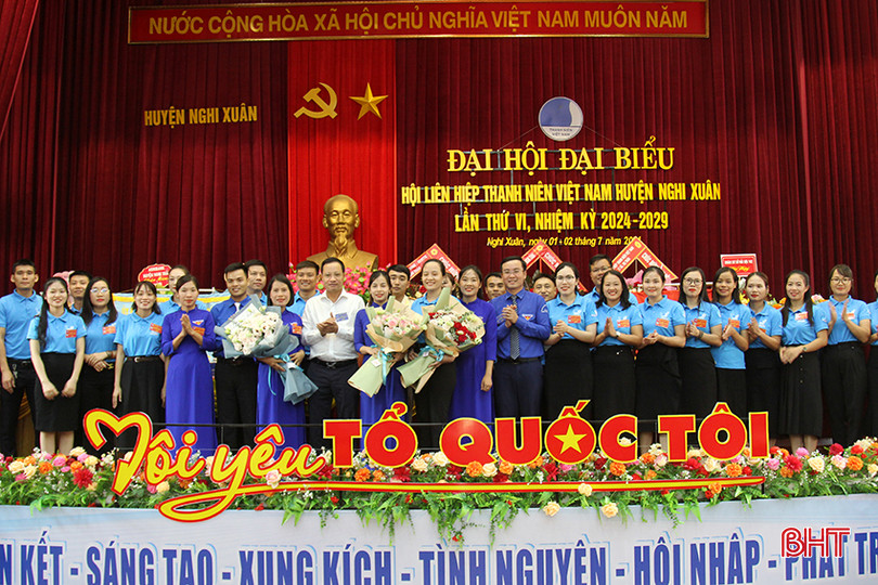 Lãnh đạo Tỉnh đoàn, lãnh đạo huyện Nghi Xuân tặng hoa chúc mừng các Ủy viên Hội LHTN huyện Nghi Xuân khóa VI nhiệm kỳ 2024 - 2029. 1.jpg