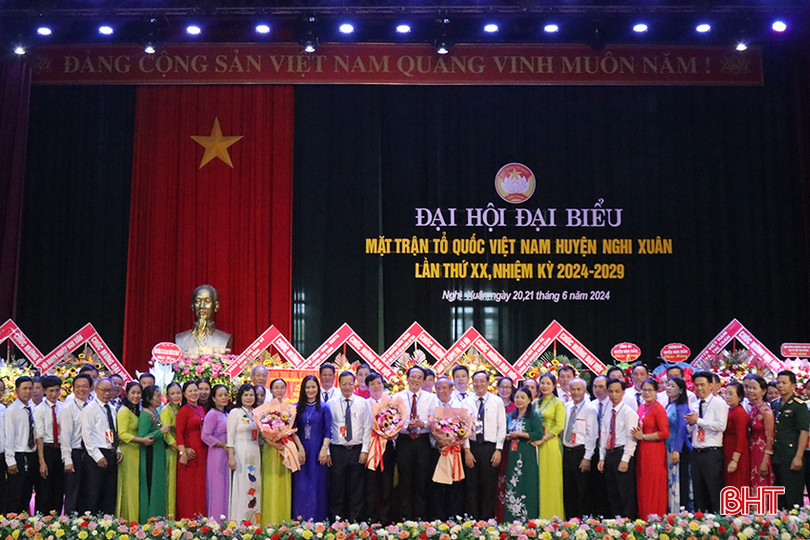 Lãnh đạo Ban Dân vận Tỉnh ủy, Uỷ ban MTTQ tỉnh, huyện Nghi Xuân tặng hoa chúc mừng các Ủy viên Ủy ban MTTQ huyện nhiệm kỳ 2024 - 2029. 8.jpg