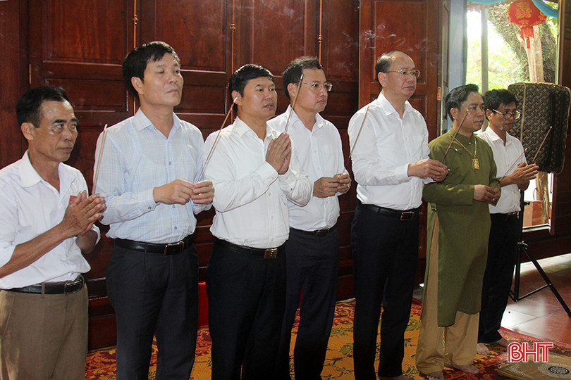 Lãnh đạo huyện Nghi Xuân dâng hương tỏ lòng biết ơn trước công lao của Hoàng hậu Ngọc Trần với dân, với nước. 6.jpg