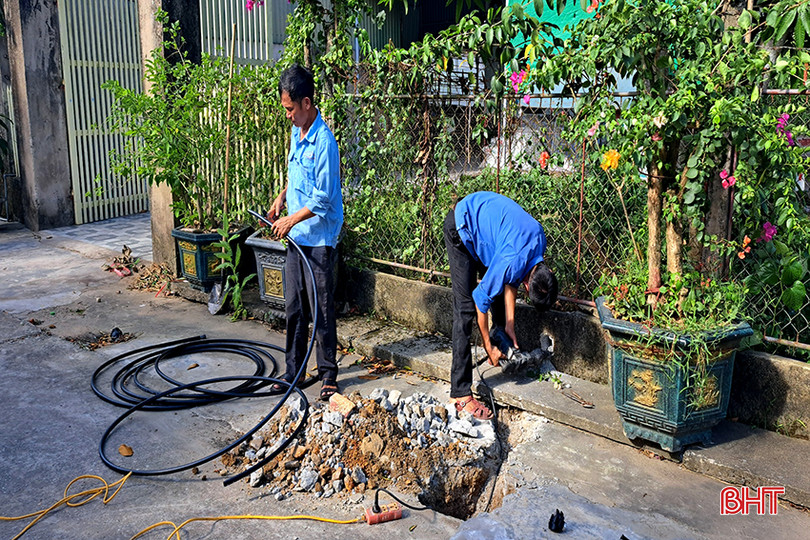 Công nhân Chi nhánh Cấp nước Hồng Lĩnh lắp đặt đồng hồ, đấu nối hệ thống nước sạch 4.jpg