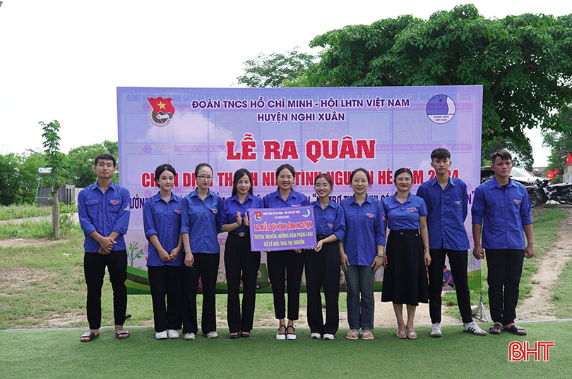...và ra mắt đội hình thanh niên tình nguyện hỗ trợ phân loại, xử lý rác thải tại nguồn cho các hộ dân trên địa bàn, góp phần đảm bảo tiêu chí môi trường trong xây dựng NTM.