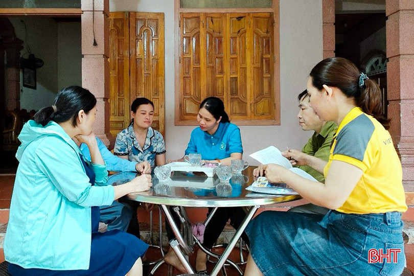 Nhân viên BHXH huyện Vũ Quang phối hợp tuyên truyền BHYT ở xã Thọ Điền. z5550976776149_e425c31778f7c69f06577efbd7a7ebca.jpg