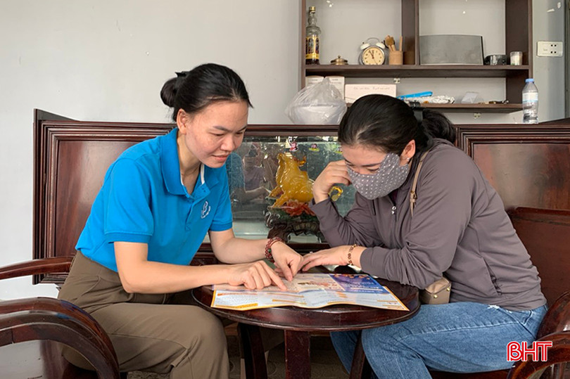 Đến tận từng hộ gia đình để tuyên truyền, vận động người dân tham gia BHYT là cách làm hiệu quả của BHXH tỉnh trong thời gian qua. 1.jpg