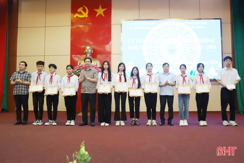 ... giấy khen cho các em học sinh đạt giải nhất tại kỳ thi HSG cấp tỉnh... IMG_6004.JPG