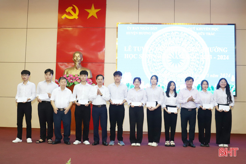 Lãnh đạo huyện Hương Sơn và Quỹ Khuyến học Lê Hữu Trác trao thưởng cho các học sinh đạt giải Quốc gia... IMG_5996.JPG