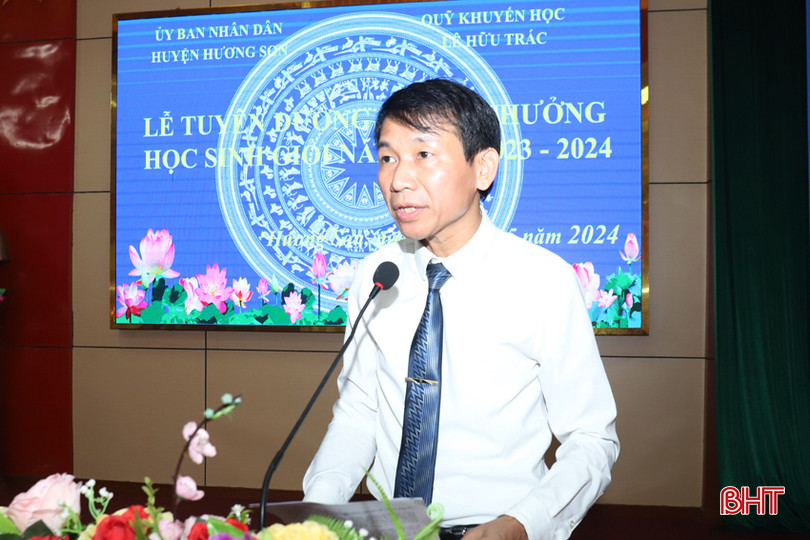 Trưởng Phòng GD& ĐT Hương Sơn Nguyễn Trường Giang báo cáo kết quả các kỳ thi học sinh giỏi năm học 2023 - 2024. IMG_5961.JPG