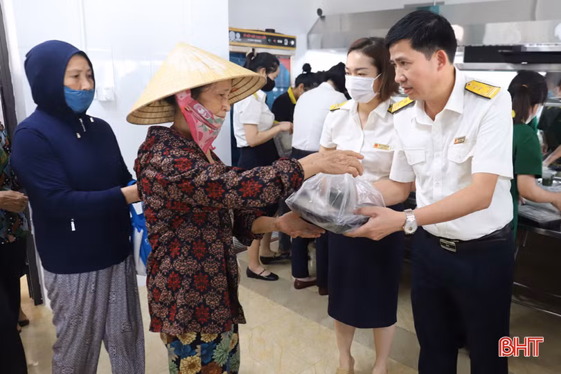 Mỗi suất trị giá 25.000 đồng được được Chi cục Thuế khu vực Hương Sơn – Đức Thọ phối hợp tổ chức nấu và phát miễn phí cho bệnh nhân và người nhà bệnh nhân đang điều trị tại Trung tâm Y tế huyện Hương Sơn (280 suất) và Trung tâm Y tế huyện Đức Thọ (250 suất). Trong ảnh: Lãnh đạo Chi cục Thuế khu vực Hương Sơn - Đức Thọ trao suất ăn cho bệnh nhân.