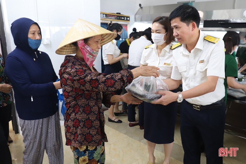 Mỗi suất trị giá 25.000 đồng được được Chi cục Thuế khu vực Hương Sơn – Đức Thọ phối hợp tổ chức nấu và phát miễn phí cho bệnh nhân và người nhà bệnh nhân đang điều trị tại Trung tâm Y tế huyện Hương Sơn (280 suất) và Trung tâm Y tế huyện Đức Thọ (250 suất). Trong ảnh: Lãnh đạo Chi cục Thuế khu vực Hương Sơn - Đức Thọ trao suất ăn cho bệnh nhân.