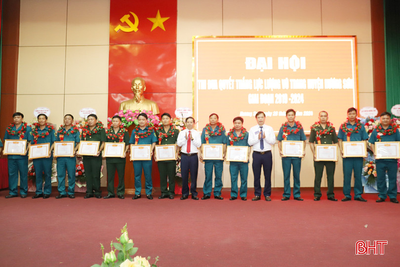 Huyện Hương Sơn vinh danh 5 tập thể và 10 cá nhân đạt thành tích xuất sắc trong thực hiện các phong trào thi đua yêu nước. IMG_6211.JPG