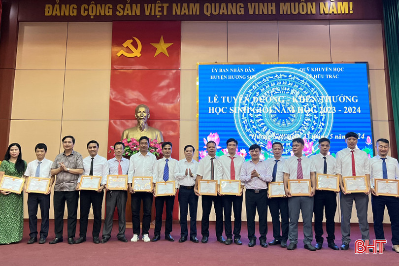 ... và khen thưởng các thầy cô giáo có thành tích xuất sắc trong năm học. z5468850227221_1e931927a27257bd28693fed51b37942.jpg