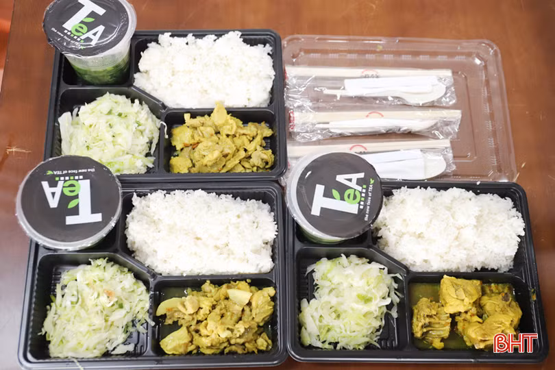 Phần quà nhỏ là tình cảm của đội ngũ CBCNVC Chi cục Thuế khu vực Hương Sơn – Đức Thọ nhằm giúp các bệnh nhân vơi đi phần nào về nỗi đau bệnh tật.