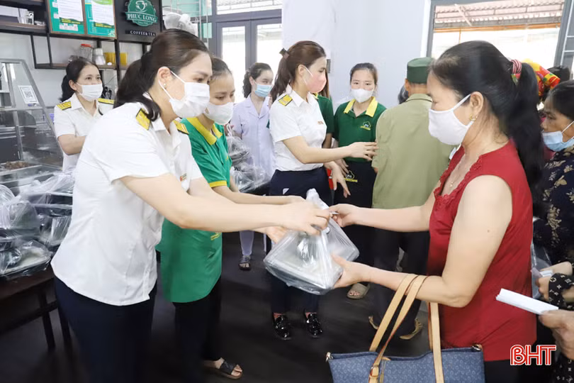 Cùng với thực hiện nhiệm vụ chuyên môn, công tác ASXH luôn được Chi cục Thuế khu vực Hương Sơn – Đức Thọ quan tâm. Mỗi năm, đơn vị tham gia các hoạt động an sinh xã hội với số tiền từ 250- 300 triệu đồng.