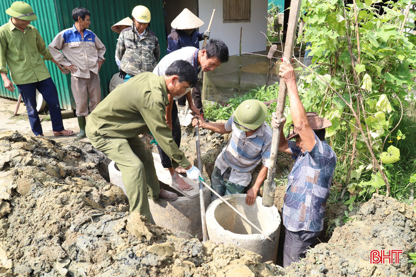 Hội viên Hội Nông dân xã Sơn Ninh hỗ trợ hộ ông Phan Thanh Nam ở thôn Trung Thị lắp đặt hệ thống xử lý nước thải. IMG_5113.JPG