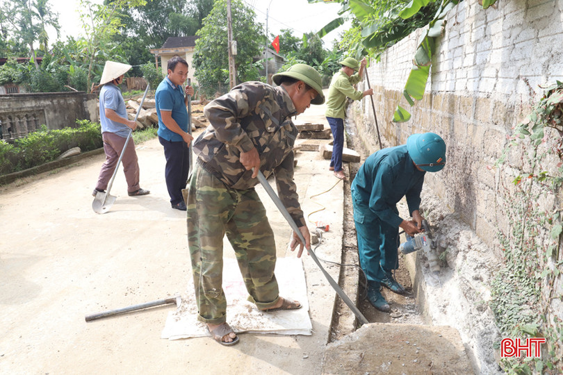 Lắp đặt hệ thống thoát thải tại thôn Trường An, xã Sơn Ninh. IMG_5101.JPG