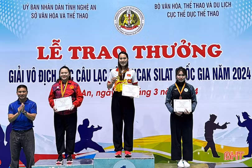 Nguyễn Lê Quỳnh Chi, nhận HCV hạng cân 80kg nữ, lửa tuổi 18 - 45 (bục 1).jpg