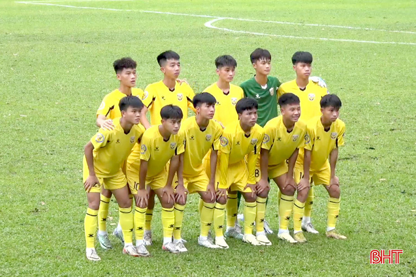 Đội hình ra sân của U17 Hồng Lĩnh Hà Tĩnh (ảnh chụp qua màn hình). q1.jpg