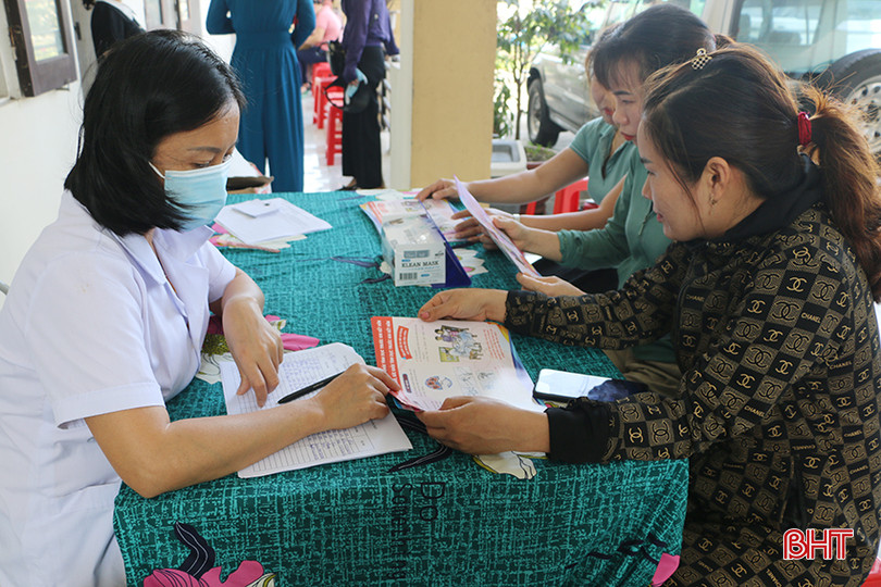 Người dân xã Kỳ Nam (TX Kỳ Anh) được nhân viên y tế tư vấn về các biện pháp chăm sóc sức khỏe sinh sản. 56.JPG