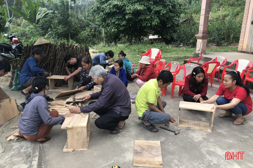 Các học viên lớp học nghề nuôi ong ở xã Sơn Hàm tham gia làm thùng nuôi ong. z5531690663086_2cf1e07ce52b170f14d30d2a6d524c42.jpg
