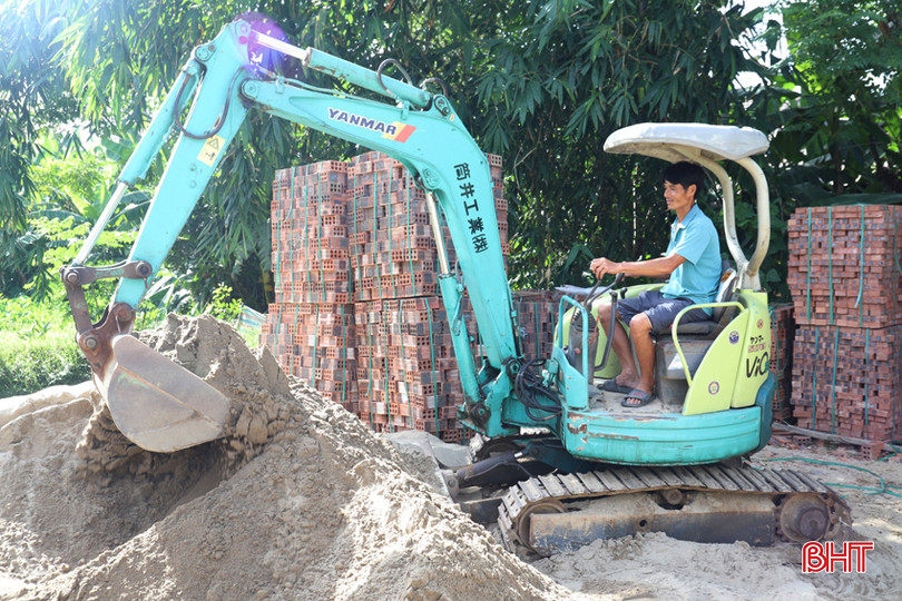 Nhờ tham gia lớp học nghề sửa chữa máy nông nghiệp nên đời sống gia đình anh Nguyễn Hồng Quân (SN 1980, thôn Hùng Sơn) được nâng lên đáng kể. IMG_7267.JPG