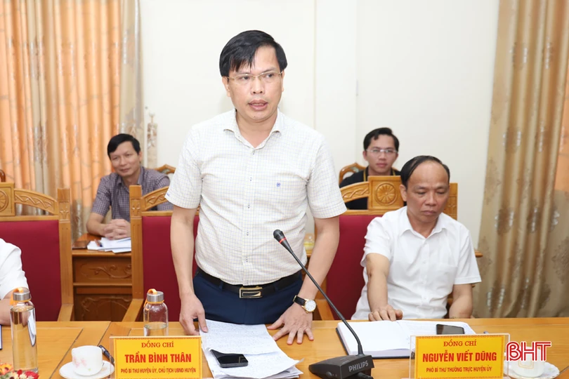 Chủ tịch UBND huyện Hương Sơn Trần Bình Thân báo cáo các nội dung trình kỳ họp lần thứ XVI HĐND huyện.