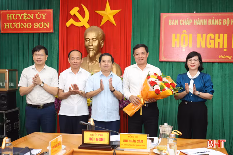 Lãnh đạo Ủy ban Kiểm tra Tỉnh ủy, huyện Hương Sơn tặng hoa chúc mừng Phó Chủ tịch UBND huyện Hương Sơn Nguyễn Kiều Hưng được bầu vào Ban Thường vụ Huyện ủy Hương Sơn nhiệm kỳ 2020 - 2025 với số phiếu 100%