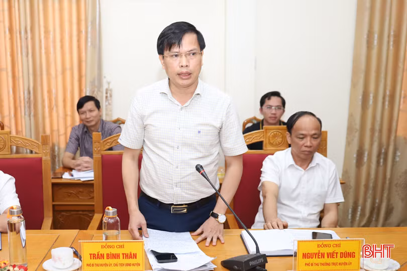 Chủ tịch UBND huyện Hương Sơn Trần Bình Thân báo cáo các nội dung trình kỳ họp lần thứ XVI HĐND huyện.