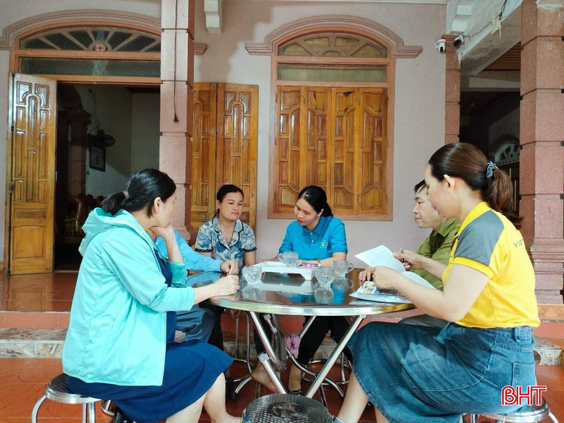 Viên chức BHXH huyện Vũ Quang phối hợp với tổ chức dịch vụ thu xã Thọ Điền tổ chức tuyên truyền BHXH tự nguyện theo nhóm nhỏ. 3432.jpg