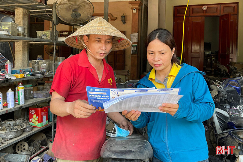 Đến tận nhà để tuyên truyền về các chính sách BHXH tự nguyện là cách làm mang lại hiệu quả cao. 144.jpg
