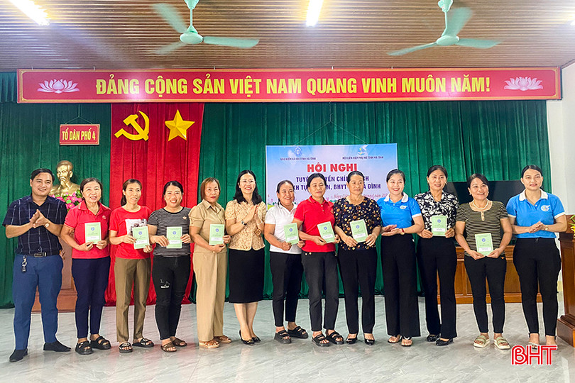 BHXH tỉnh phối hợp Hội LHPN tỉnh tuyên truyền cho hội viên phụ nữ tại TDP4, phường Đậu Liêu, thị xã Hồng Lĩnh. Trong ảnh: Đại diện BHXH tỉnh trao sổ cho người tham gia BHXH tự nguyện sau hội nghị. 111.jpg
