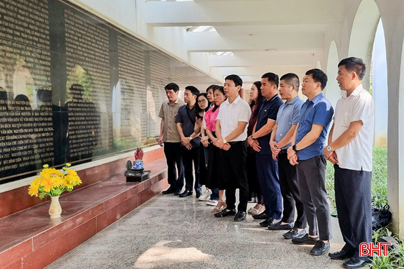 Đoàn công tác Báo Hà Tĩnh trước bia tưởng niệm các liệt sĩ quê Hà Tĩnh hi sinh trong Chiến dịch Điện Biên Phủ. z5411945474576_4188dfd5e355eb887eefd02e439361f9.jpg