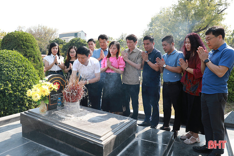 Đoàn công tác Báo Hà Tĩnh kính dâng hương tưởng nhớ Anh hùng liệt sĩ Phan Đình Giót tại Nghĩa trang liệt sĩ A1 (TP Điện Biên Phủ, tỉnh Điện Biên). 3.jpg