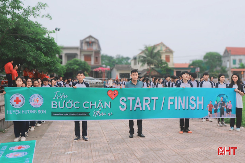 Tại sân vận động thị trấn Phố Châu (Hương Sơn), hơn 300 vận động viên, gồm hội viên hội chữ thập đỏ, các thầy cô giáo và học sinh Trường THPT Hương Sơn tham gia chạy xung quanh 2 vòng sân vận động (tương đương 2 km).