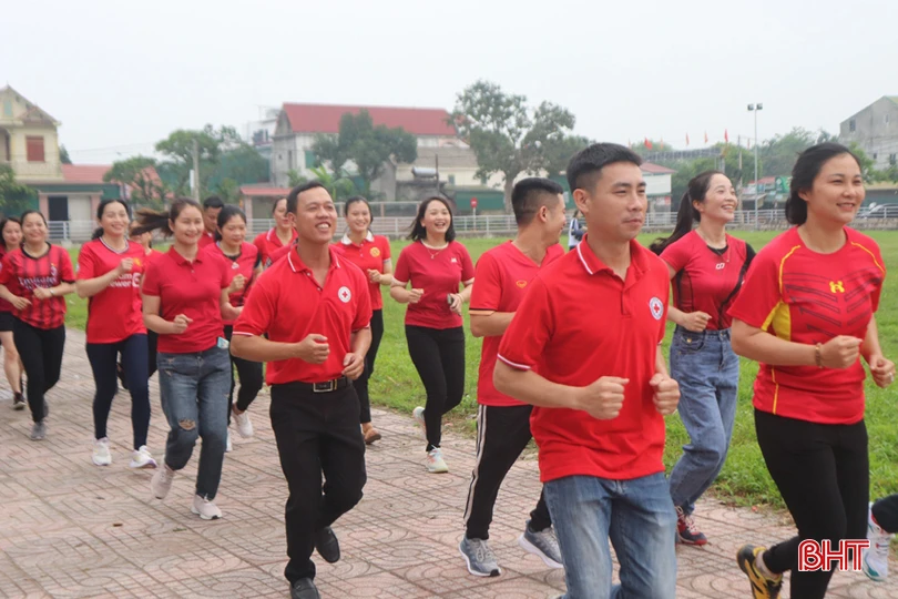 Đây là hoạt động ý nghĩa của cộng đồng người yêu thích thể thao và thiện nguyện ở Hương Sơn nhằm chào mừng kỷ niệm 70 năm Chiến thắng Điện Biên Phủ và hưởng ứng Tháng Nhân đạo 2024 với chủ đề “Hành trình nhân đạo - trao nhận yêu thương”.