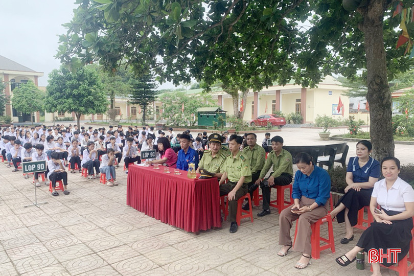 Cán bộ Hạt Kiểm lâm Hương Khê tuyên truyền pháp luật bảo vệ rừng tại Trường THCS Hòa Hải. TD2.jpg
