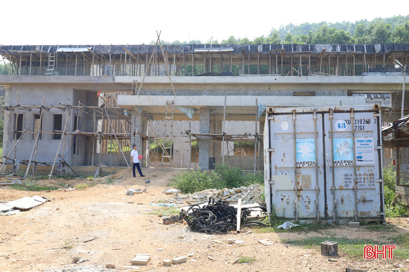 Nhà đa năng Trường Tiểu học và THCS Sơn Lĩnh thi công dang dở. IMG_3840.JPG
