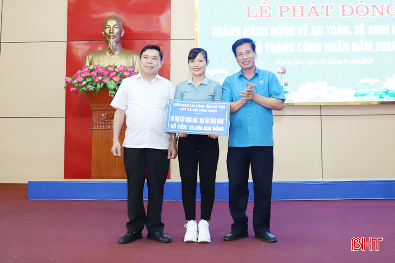 Lãnh đạo LĐLĐ tỉnh và Sở Lao động Thương binh & Xã hội trao biểu trưng số tiền 30 triệu đồng hỗ trợ "Mái ấm công đoàn" cho đoàn viên Phan Thị Quyên - Trường Mầm non Sơn Kim 1. IMG_3464.JPG