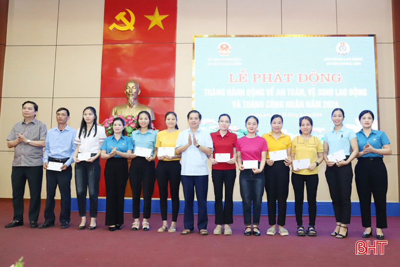 Lãnh đạo huyện Hương Sơn trao hỗ trợ 27 suất quà cho đoàn viên công đoàn có hoàn cảnh khó khăn. IMG_3473.JPG