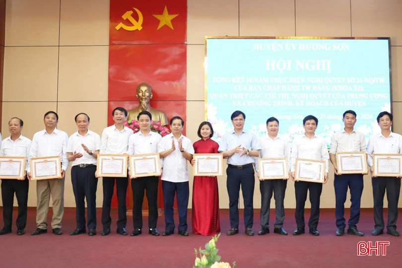 Dịp này, BTV Huyện ủy Hương Sơn trao giấy khen cho 6 tập thể và 4 cá nhân có thành tích xuất sắc trong thực hiện Nghị quyết 33. z5381741418085_52f9e04e447774d0dafe2010fbfb6a62.jpg