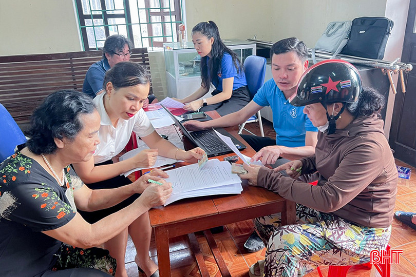 Viên chức BHXH tỉnh phối hợp với nhân viên bưu điện/ngân hàng hướng dẫn người dân đăng ký hưởng lương hưu qua tài khoản ngân hàng ở phường Bắc Hà (TP Hà Tĩnh). 4.jpg